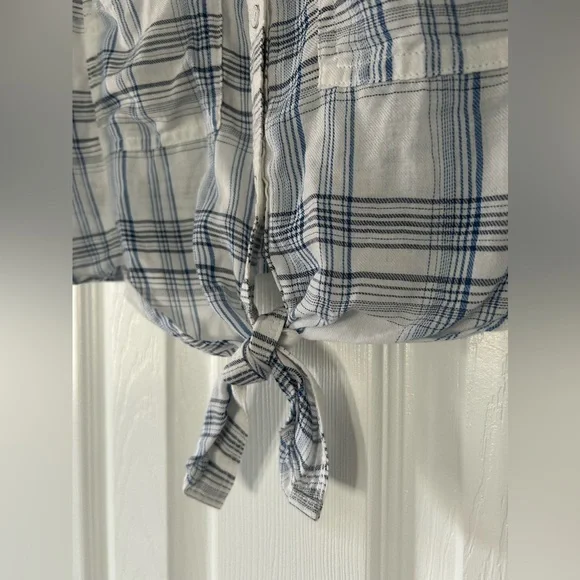 Hollister sleeveless button & tie front top - Picture 6 of 8